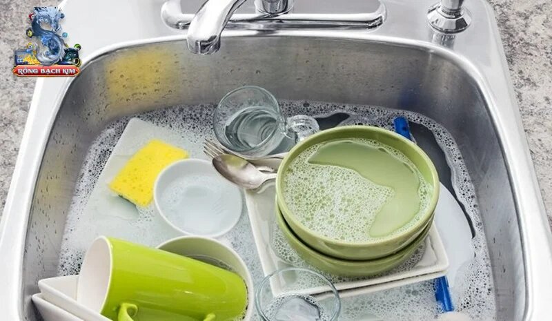 Mơ thấy chén bát bay xuống nước thể hiện sự xui xẻo