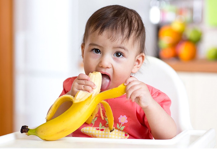 Nằm mơ thấy ăn chuối đ&aacute;nh đề con g&igrave;?