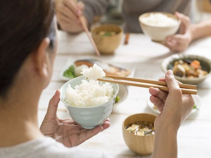 Giải m&atilde; giấc mơ thấy ăn cơm