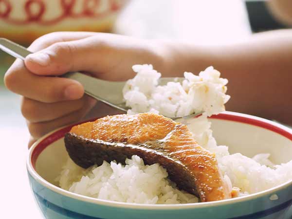 Nằm mơ thấy ăn cơm đ&aacute;nh đề con g&igrave;?