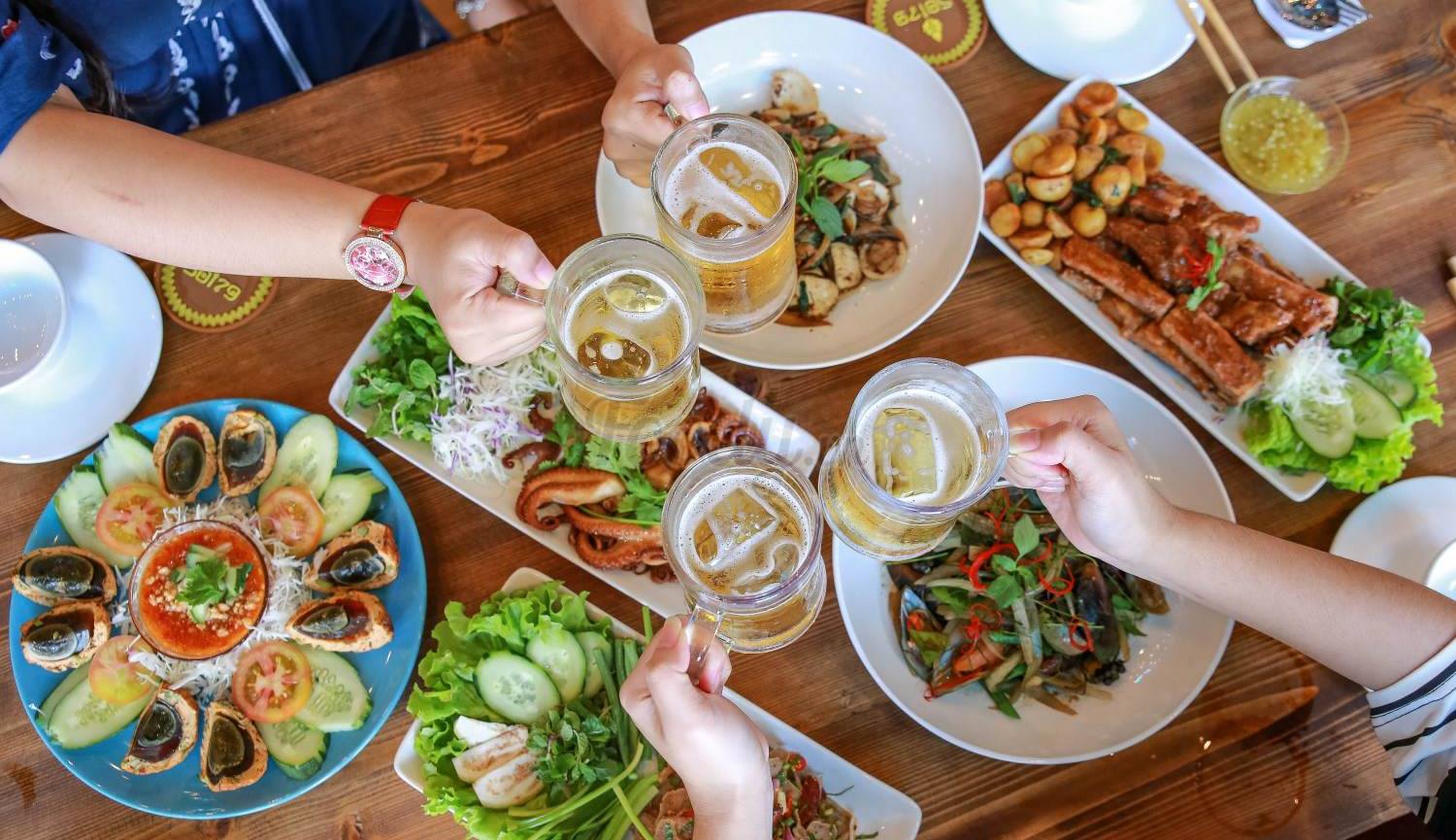 Mơ thấy ăn nhậu c&oacute; &yacute; nghĩa g&igrave;?