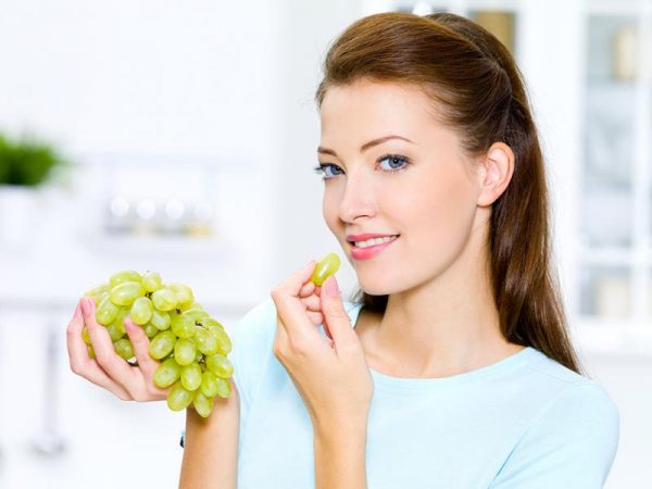 Nằm mơ thấy ăn nho đ&aacute;nh đề con g&igrave;?