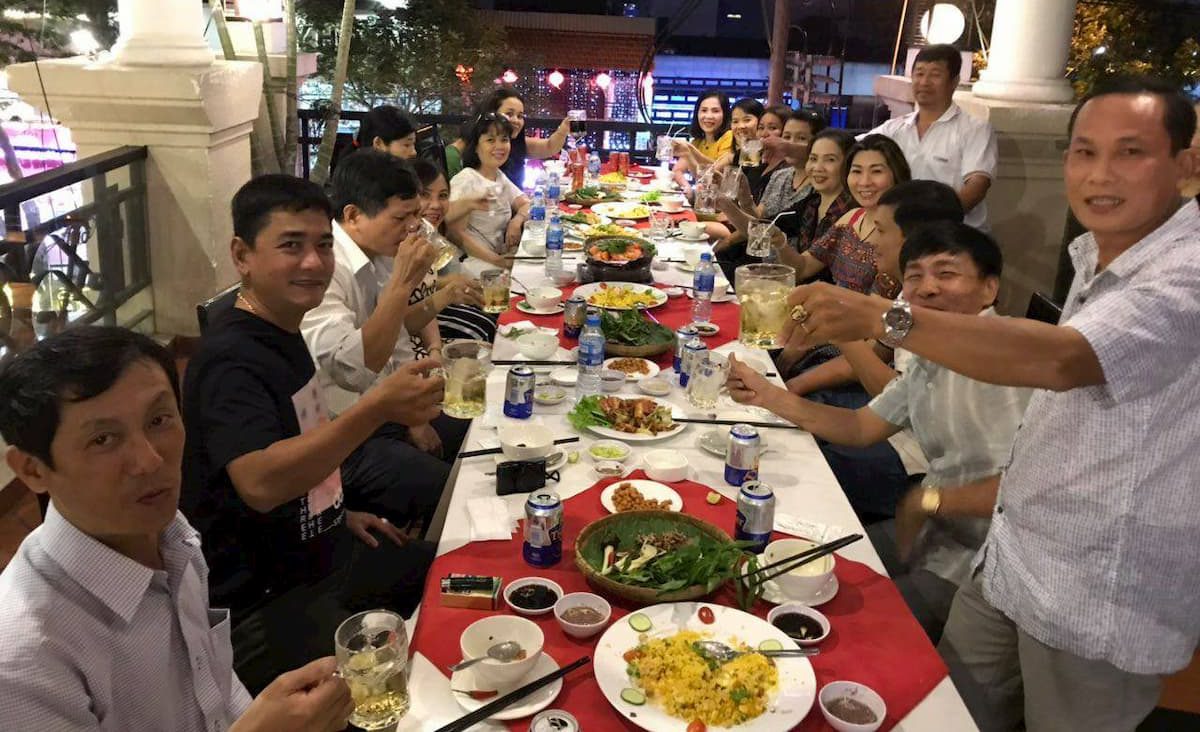 Giải m&atilde; giấc mơ thấy ăn tiệc