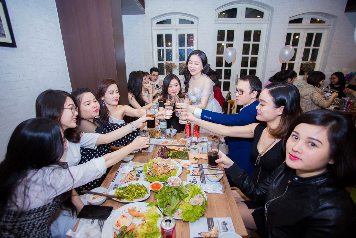 Nằm mơ thấy ăn tiệc đ&aacute;nh đề con g&igrave;?