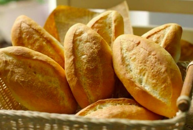 Nằm mơ thấy b&aacute;nh m&igrave; đ&aacute;nh đề con g&igrave;?
