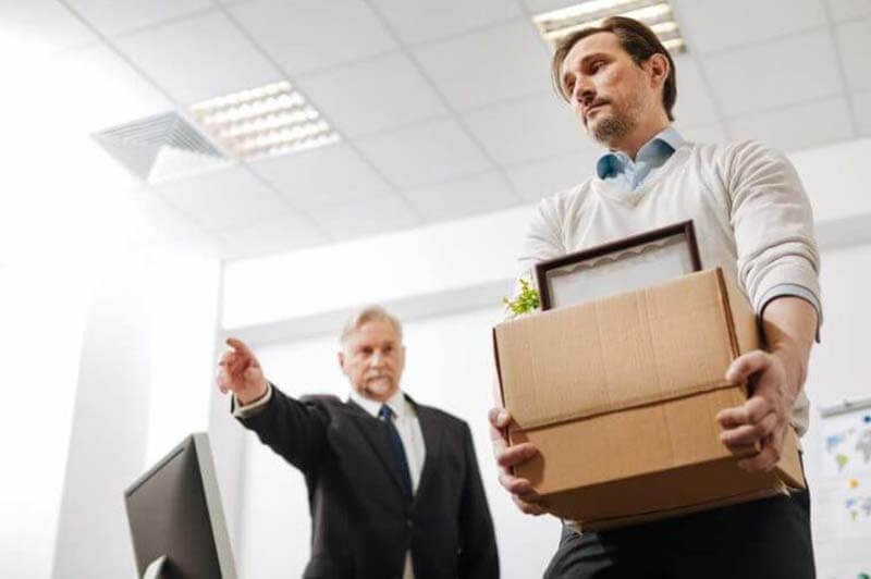 Nằm mơ thấy bị đuổi việc đ&aacute;nh đề con g&igrave;?