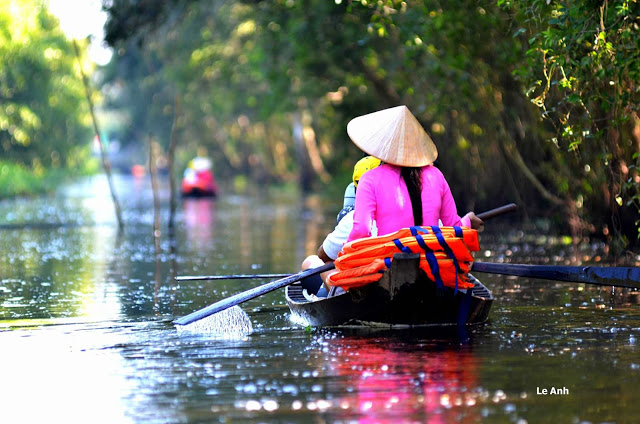 Nằm mơ thấy bơi xuồng đ&aacute;nh đề con g&igrave;?
