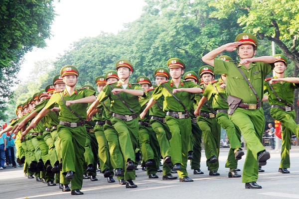Nằm mơ thấy c&ocirc;ng an đ&aacute;nh đề con g&igrave;?