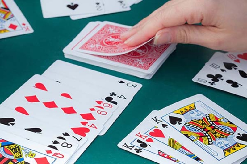 Nằm mơ thấy đ&aacute;nh b&agrave;i đ&aacute;nh đề con g&igrave;?