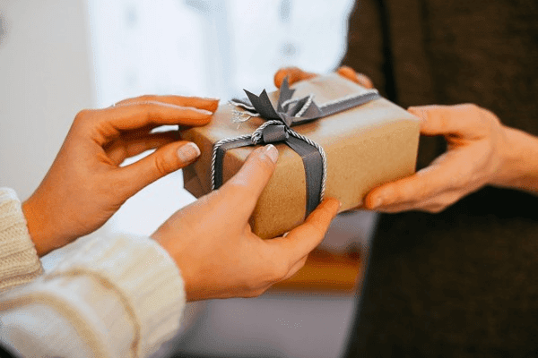 Nằm mơ thấy được tặng qu&agrave; đ&aacute;nh đề con g&igrave;?