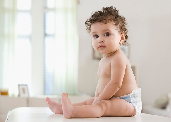 Nằm mơ thấy em b&eacute; đ&aacute;nh đề con g&igrave;?
