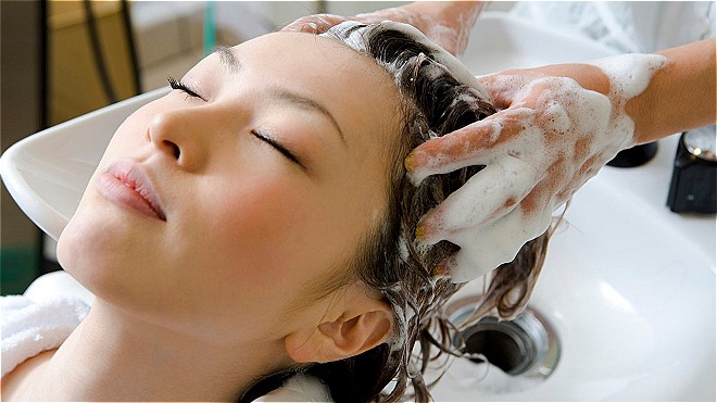 Nằm mơ thấy gội đầu đ&aacute;nh đề con g&igrave;?