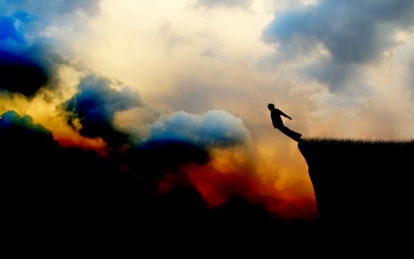 Giải m&atilde; giấc mơ thấy rơi xuống vực
