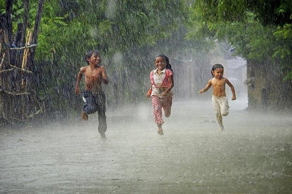 Nằm mơ thấy tắm đ&aacute;nh đề con g&igrave;?