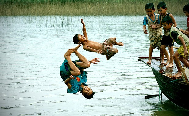 Giải m&atilde; giấc mơ thấy tắm s&ocirc;ng