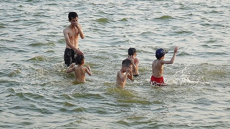 Nằm mơ thấy tắm s&ocirc;ng đ&aacute;nh đề con g&igrave;?