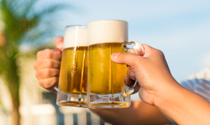 Giải m&atilde; giấc mơ thấy uống bia